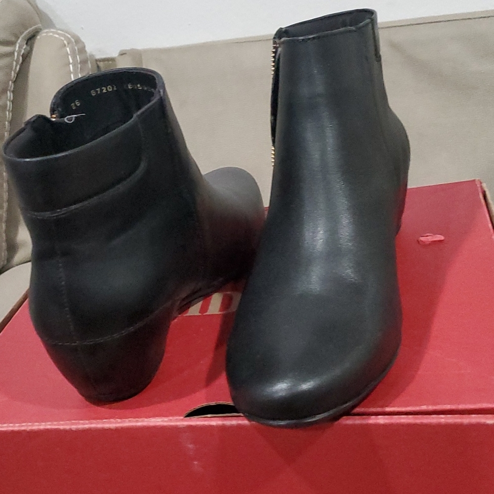 Black boots - Picture 3 of 4